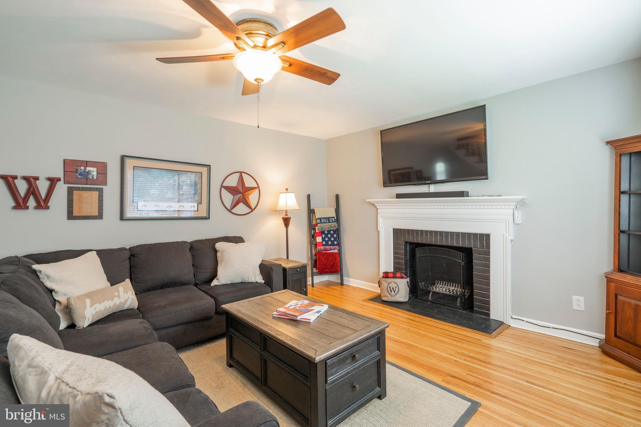 129 Glendale Road Havertown, PA 19083 - Photo 3 of 52 Living Room