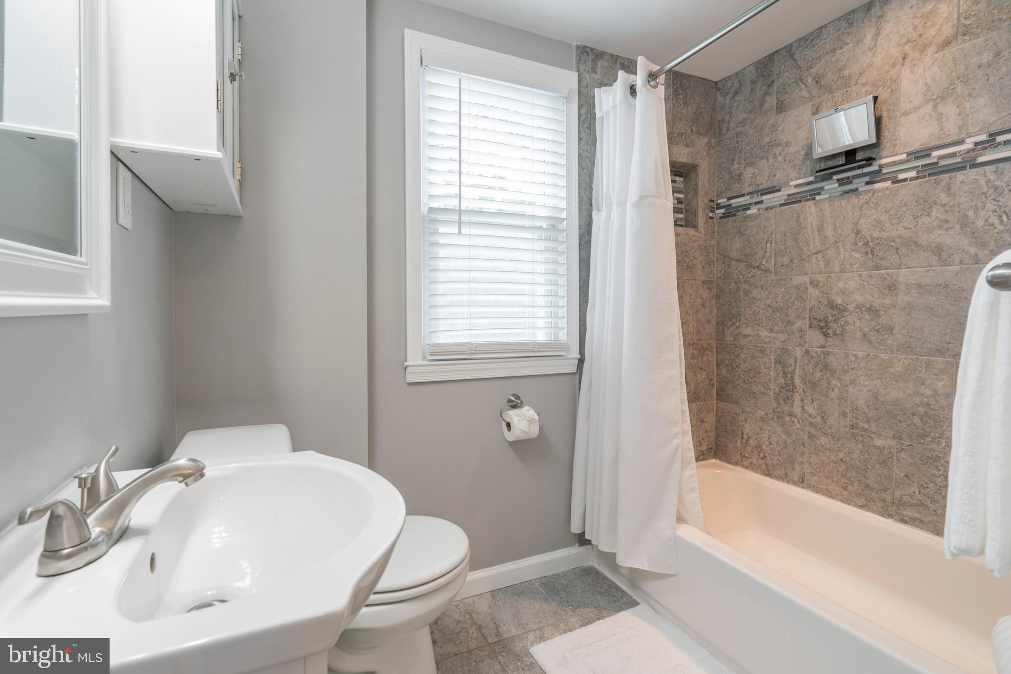 129 Glendale Road Havertown, PA 19083 - Photo 34 of 52 Second Floor Full Bathroom
