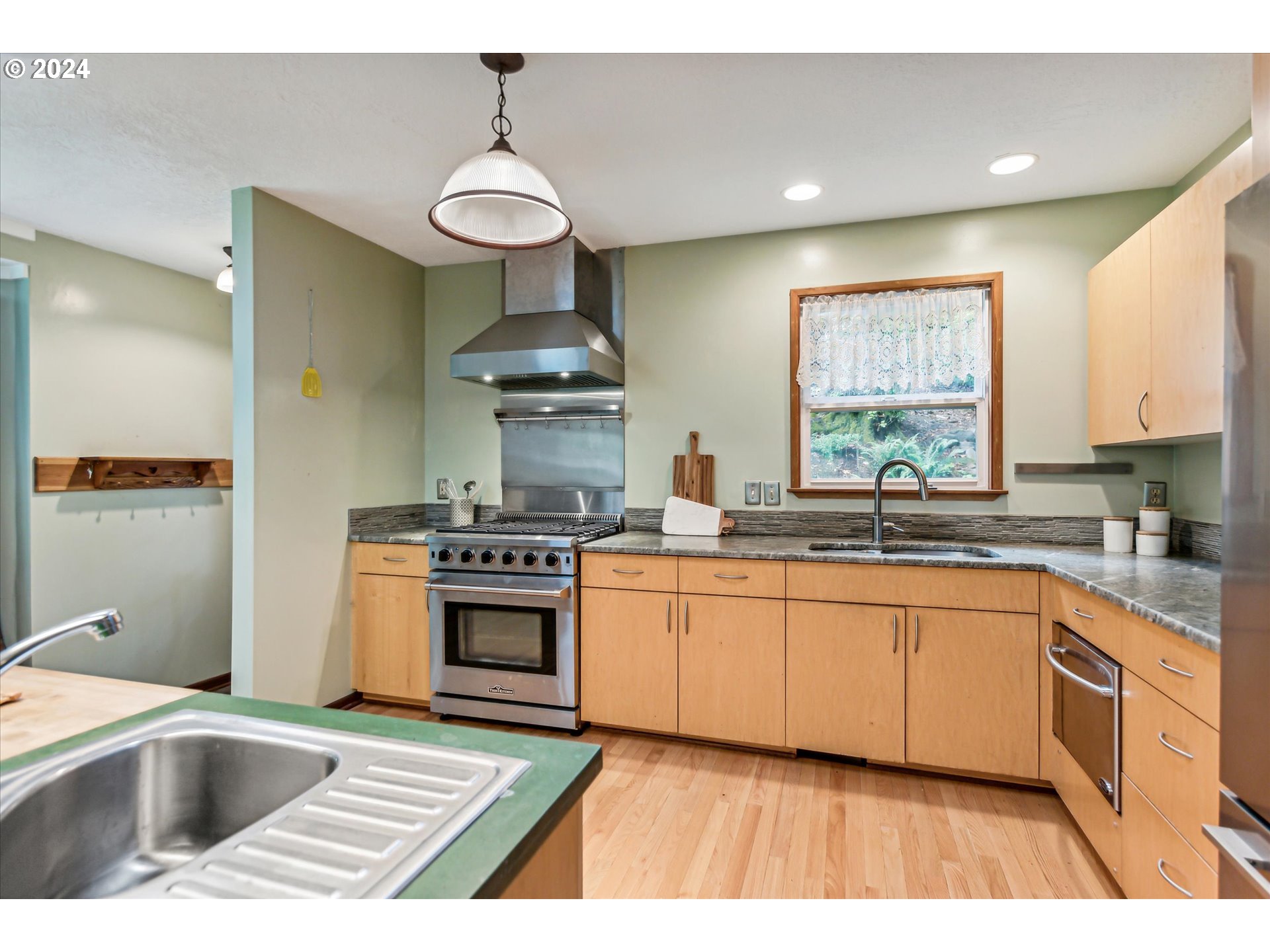 10750 Southwest Boones Ferry Road Portland, OR 97219 - Photo 15 of 41 Gallery Image 15