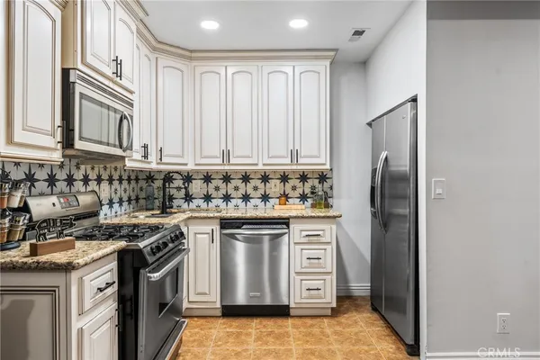 $2,200 | 2371 Spring Oak Drive, Running Springs, CA 92382