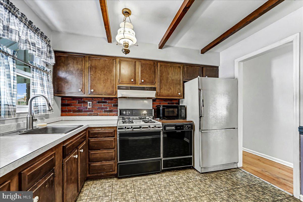 123 Reybold Drive Delaware City, DE 19706 - Photo 13 of 30 a kitchen with stainless steel appliances granite countertop a refrigerator stove and sink