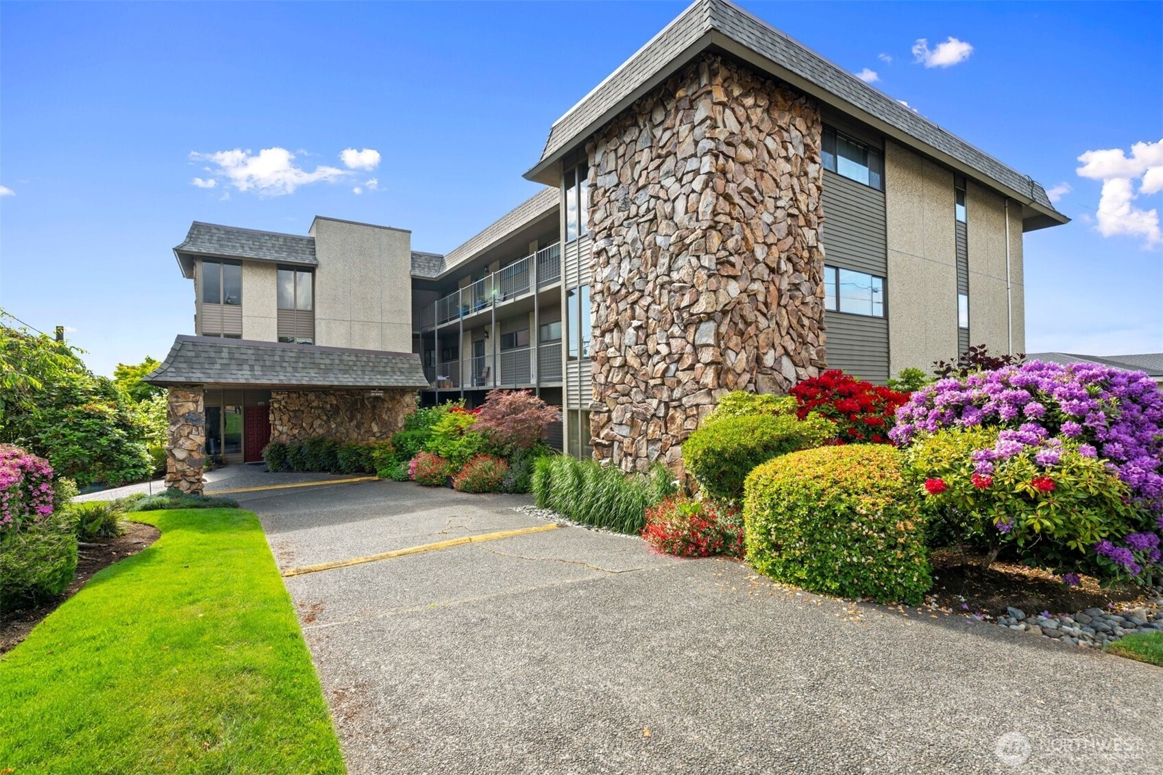 655 Main Street, Unit 305 Edmonds, WA 98020 - Photo 3 of 37