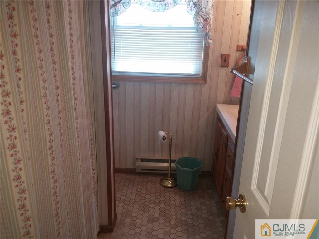 63 Enfield Road Colonia, NJ 07067 - Photo 9 of 17