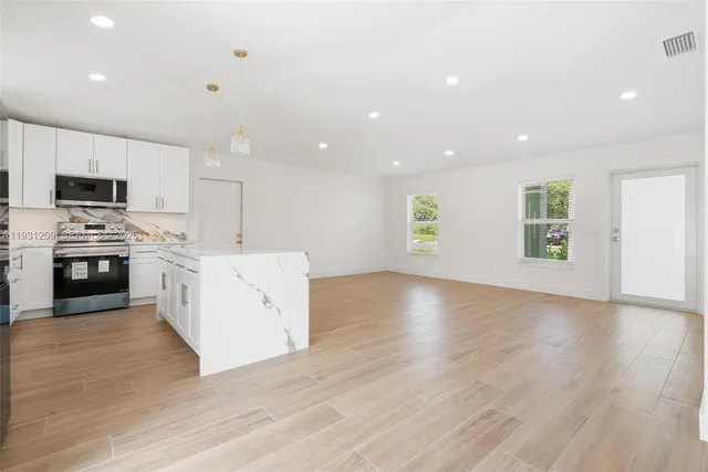 $3,600 | 102 Southwest 13th Avenue, Delray Beach, FL 33444