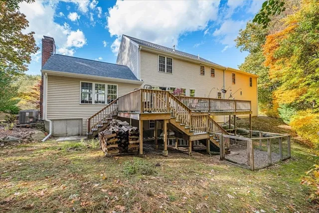 a view of a house with backyard