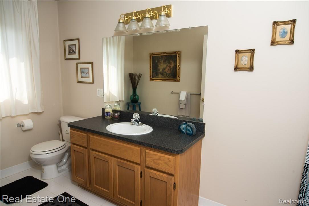 2008 Somerville Road Rochester, MI 48307 - Photo 18 of 24 Second Floor FULL Private Bath