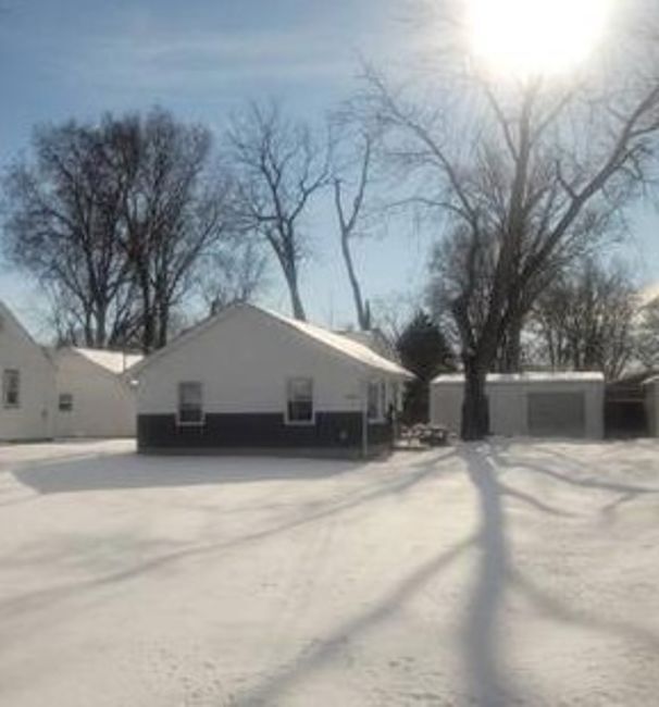 415 Thompson Street Ottawa, IL 61350 - Photo 3 of 10 a house view with a outdoor space