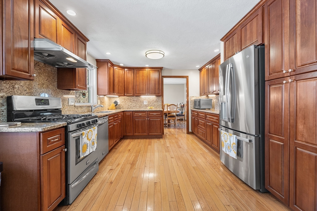 95 Evergreen Road Tewksbury, MA 01876 - Photo 3 of 31 Gallery Image 3
