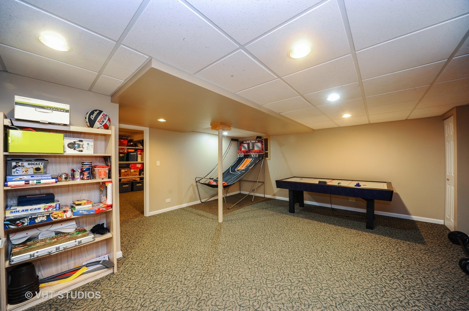 630 Raintree Road Buffalo Grove, IL 60089 - Photo 20 of 26 a game room with furniture