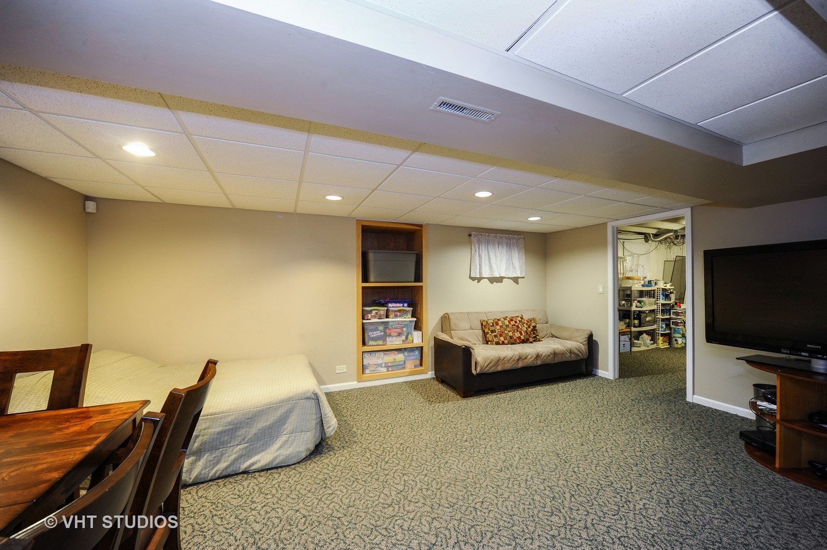 630 Raintree Road Buffalo Grove, IL 60089 - Photo 21 of 26 a living room with furniture and a flat screen tv