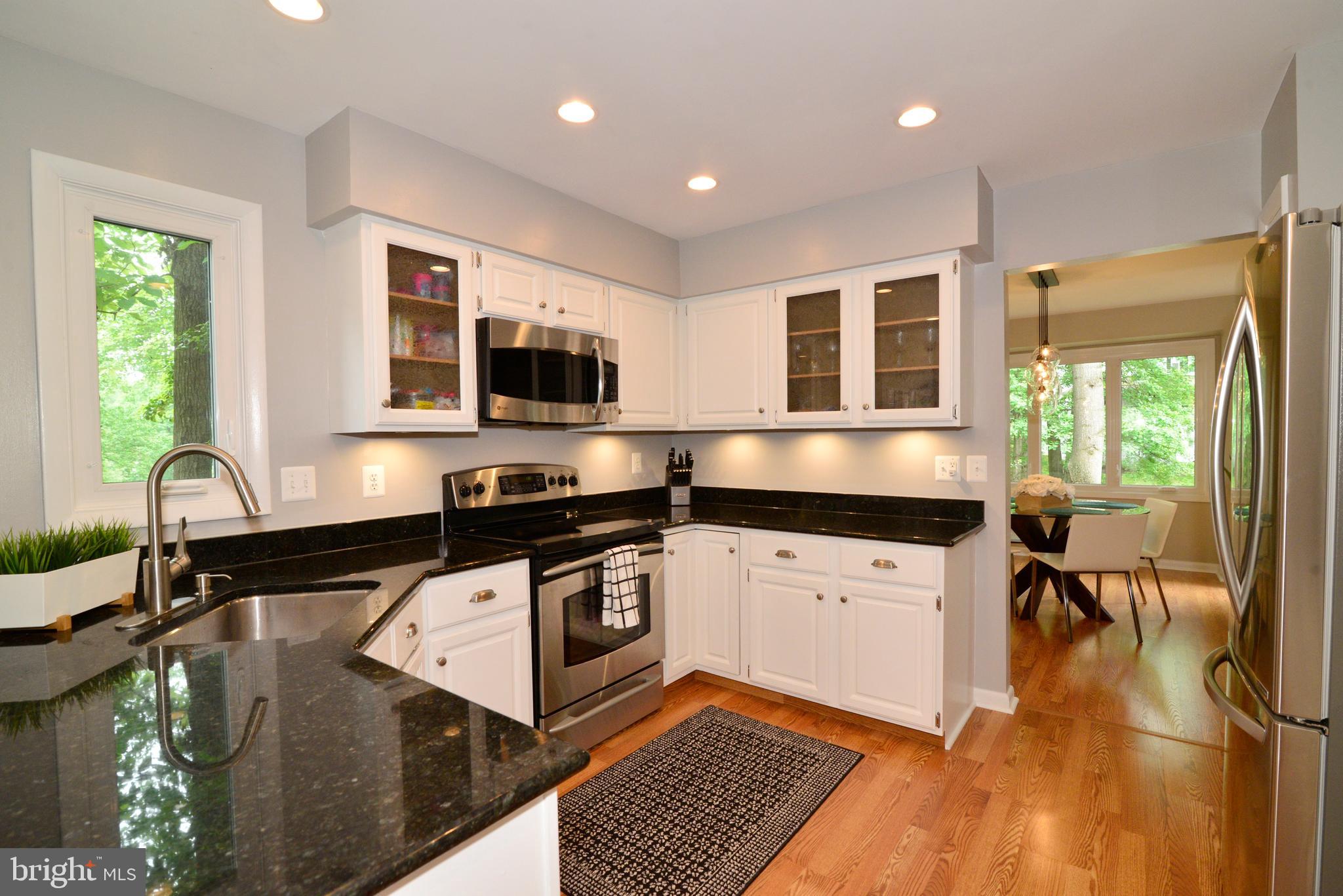 11609 Chapel Cross Way Reston, VA 20194 - Photo 4 of 32 Light and Bright Kitchen.