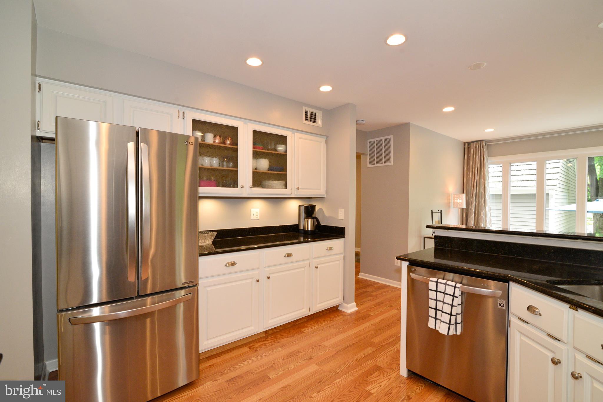 11609 Chapel Cross Way Reston, VA 20194 - Photo 6 of 32 Kitchen with Under Cabinet Lighting.