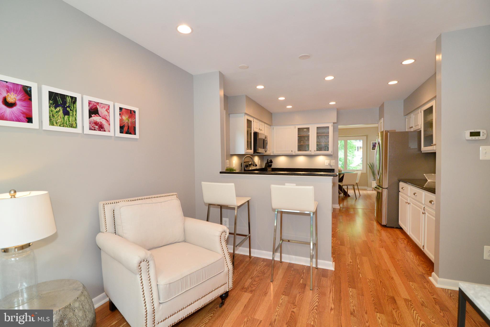 11609 Chapel Cross Way Reston, VA 20194 - Photo 7 of 32 Breakfast Nook/Sitting Room with Breakfast Bar.