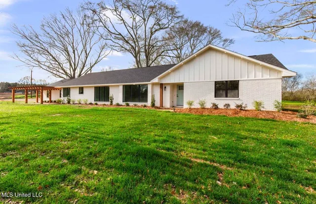 $429,000 | 125 B Barr Hill Drive, Magee, MS 39111
