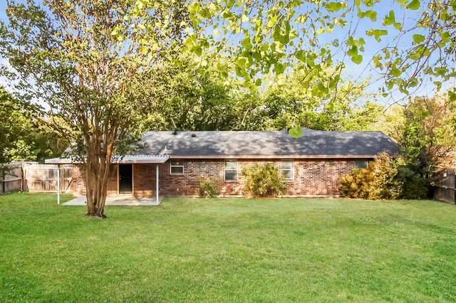 a front view of house with yard