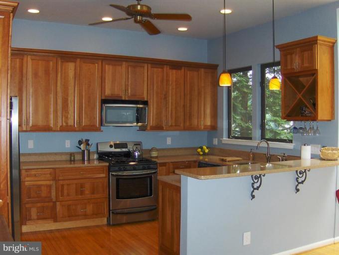 11052 Thrush Ridge Road Reston, VA 20191 - Photo 3 of 15 Kitchen