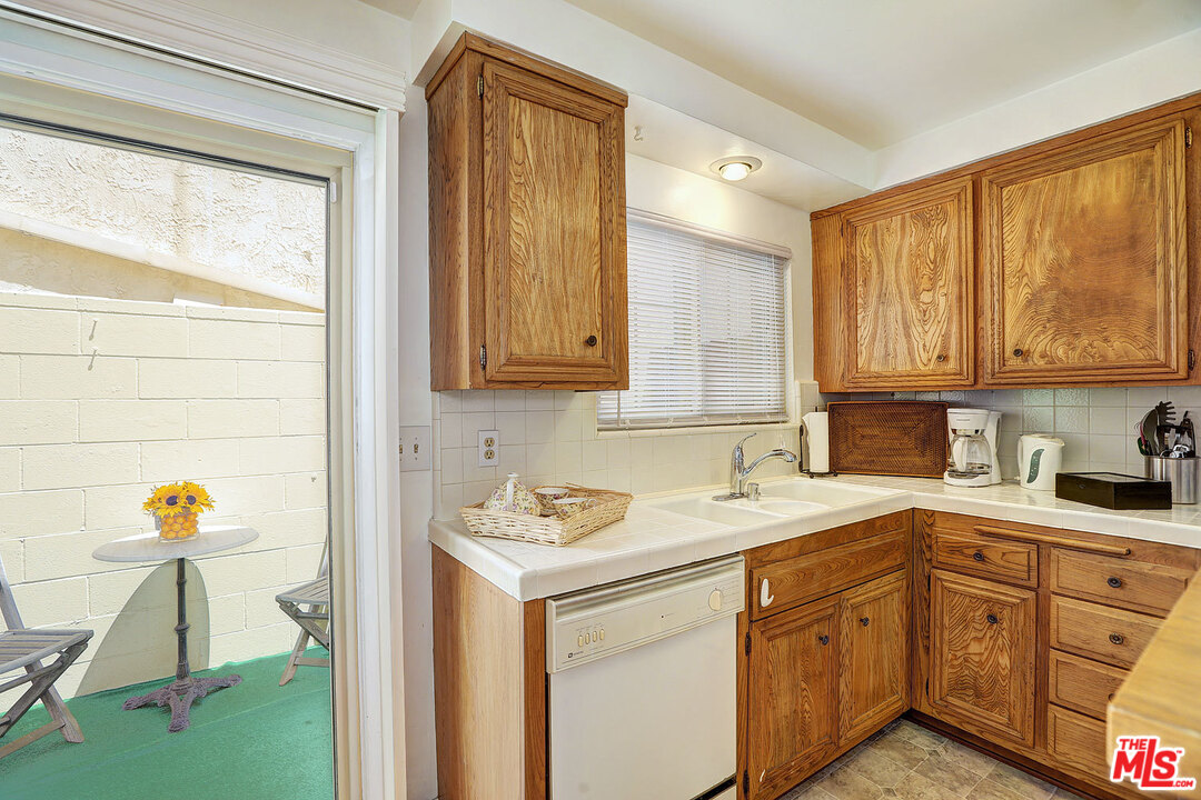 8120 Redlands Street, Unit 9 Playa del Rey, CA 90293 - Photo 11 of 17 Gallery Image 11