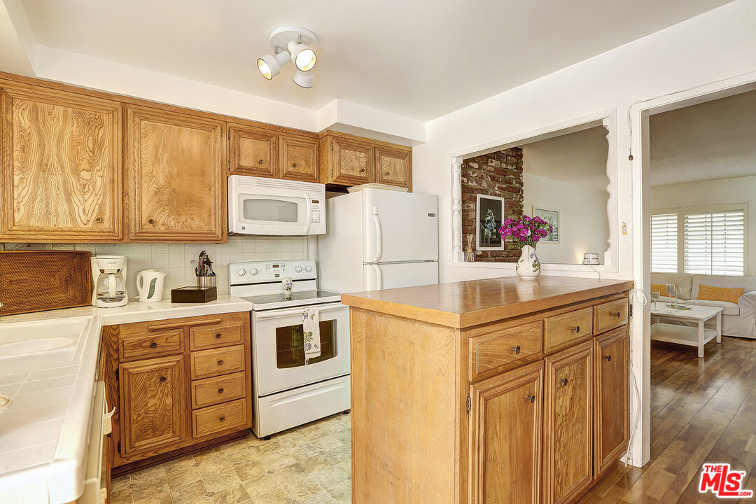 8120 Redlands Street, Unit 9 Playa del Rey, CA 90293 - Photo 13 of 17 Gallery Image 13