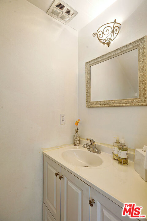 8120 Redlands Street, Unit 9 Playa del Rey, CA 90293 - Photo 14 of 17 Gallery Image 14