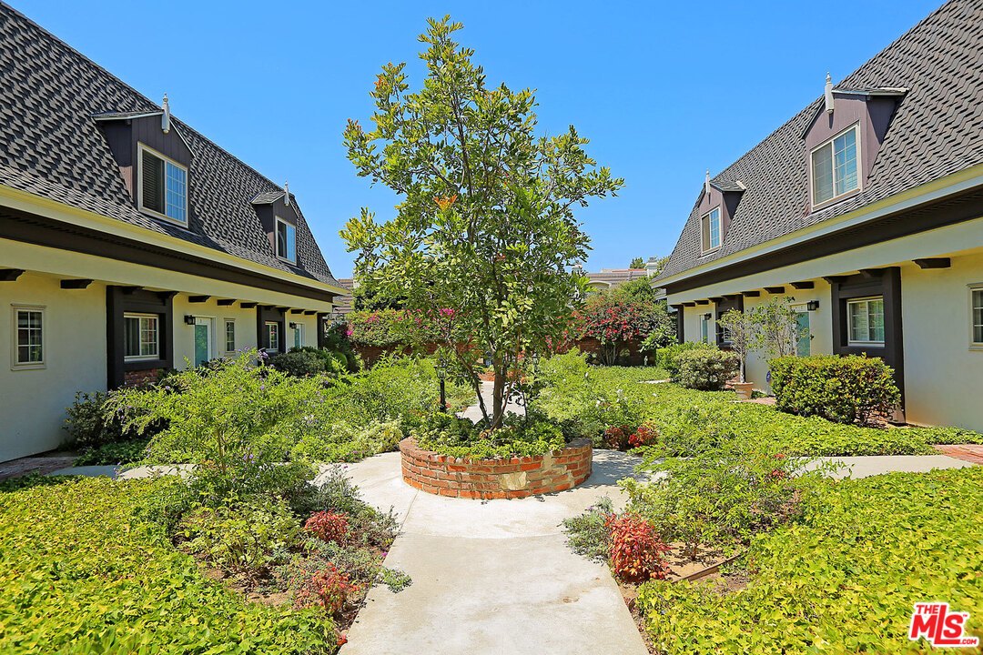 8120 Redlands Street, Unit 9 Playa del Rey, CA 90293 - Photo 3 of 17 Gallery Image 3