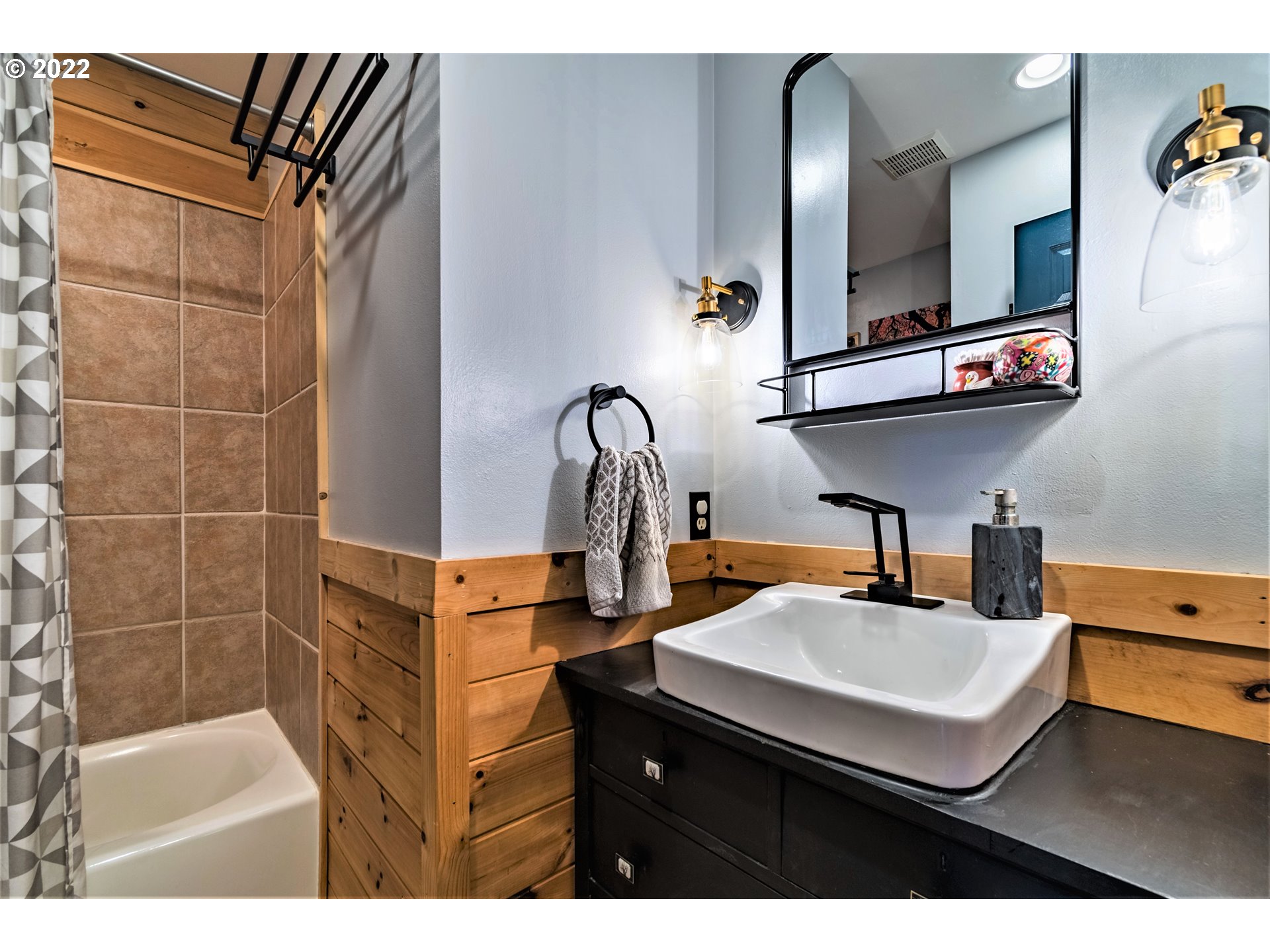 3330 Videra Drive Eugene, OR 97405 - Photo 15 of 32 a bathroom with a sink and a mirror
