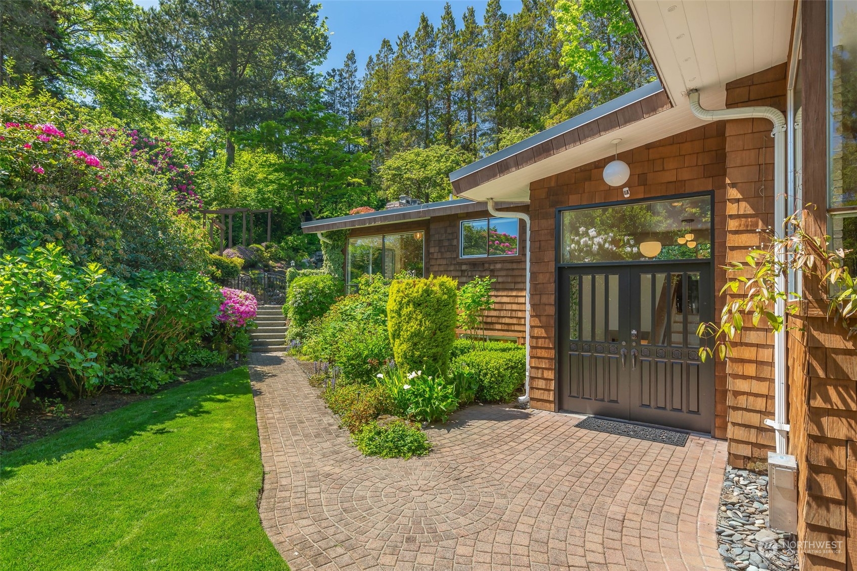 5505 Coniston Road Northeast Seattle, WA 98105 - Photo 3 of 40 Gallery Image 3