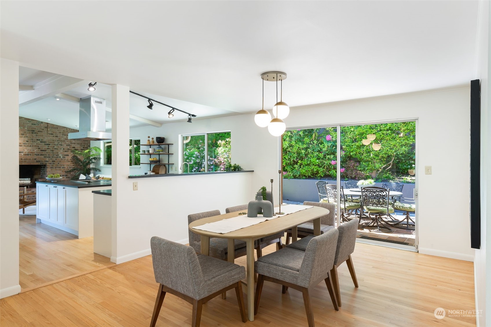 5505 Coniston Road Northeast Seattle, WA 98105 - Photo 9 of 40 Gallery Image 9