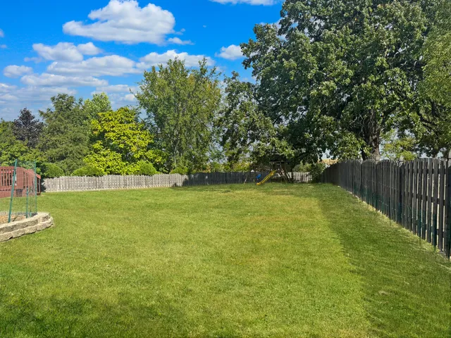 $425,000 | 619 Oxford Court, Lindenhurst, IL 60046