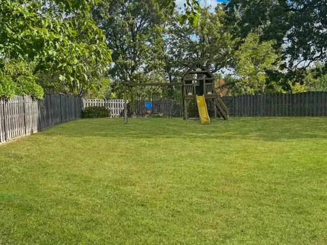 $425,000 | 619 Oxford Court, Lindenhurst, IL 60046