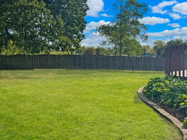 $425,000 | 619 Oxford Court, Lindenhurst, IL 60046