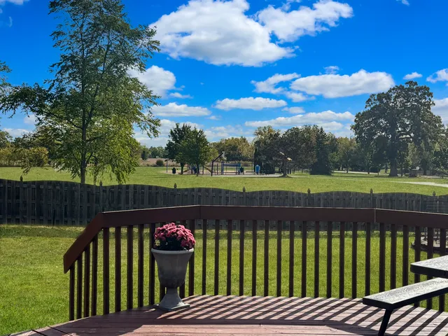 $425,000 | 619 Oxford Court, Lindenhurst, IL 60046