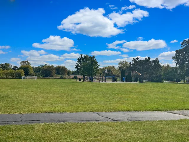 $425,000 | 619 Oxford Court, Lindenhurst, IL 60046