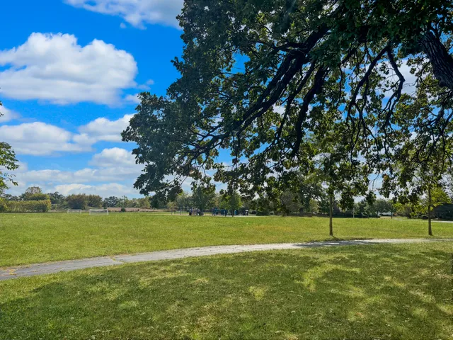 $425,000 | 619 Oxford Court, Lindenhurst, IL 60046