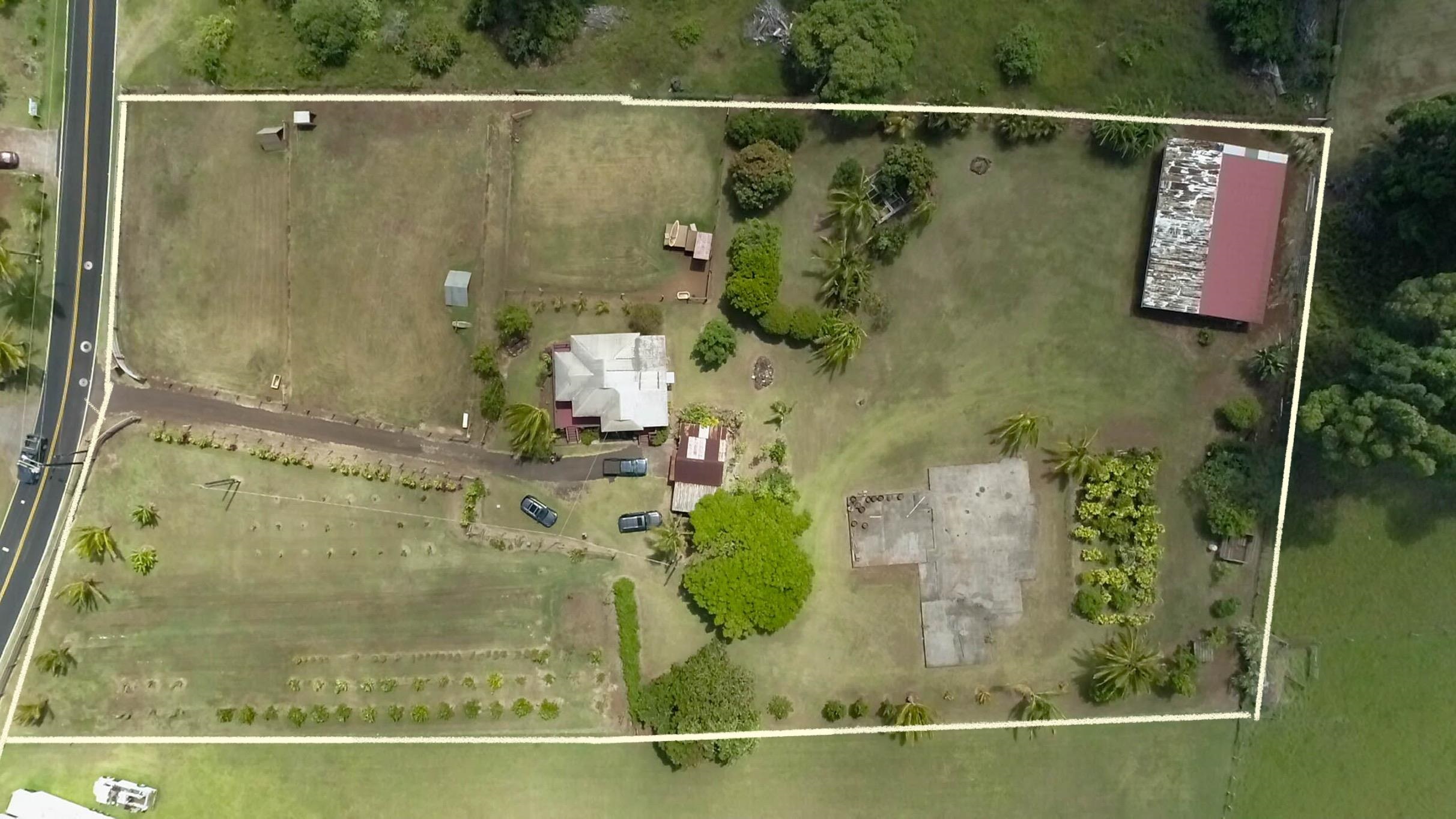 2594 Puuomalei Road Haiku, HI 96708 - Photo 2 of 30 a bathroom with a shower
