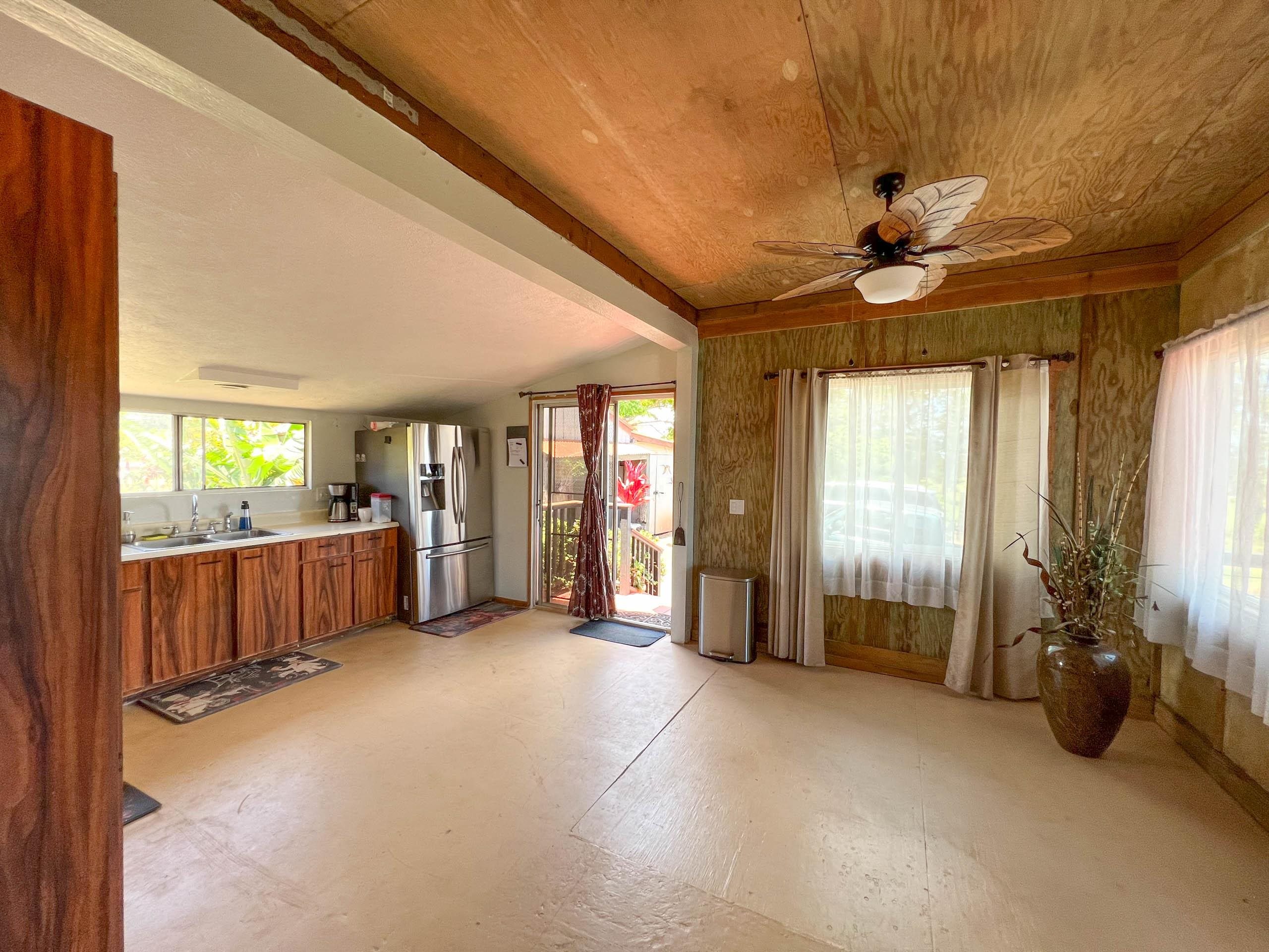 2594 Puuomalei Road Haiku, HI 96708 - Photo 8 of 30 a view of a livingroom with furniture and windows