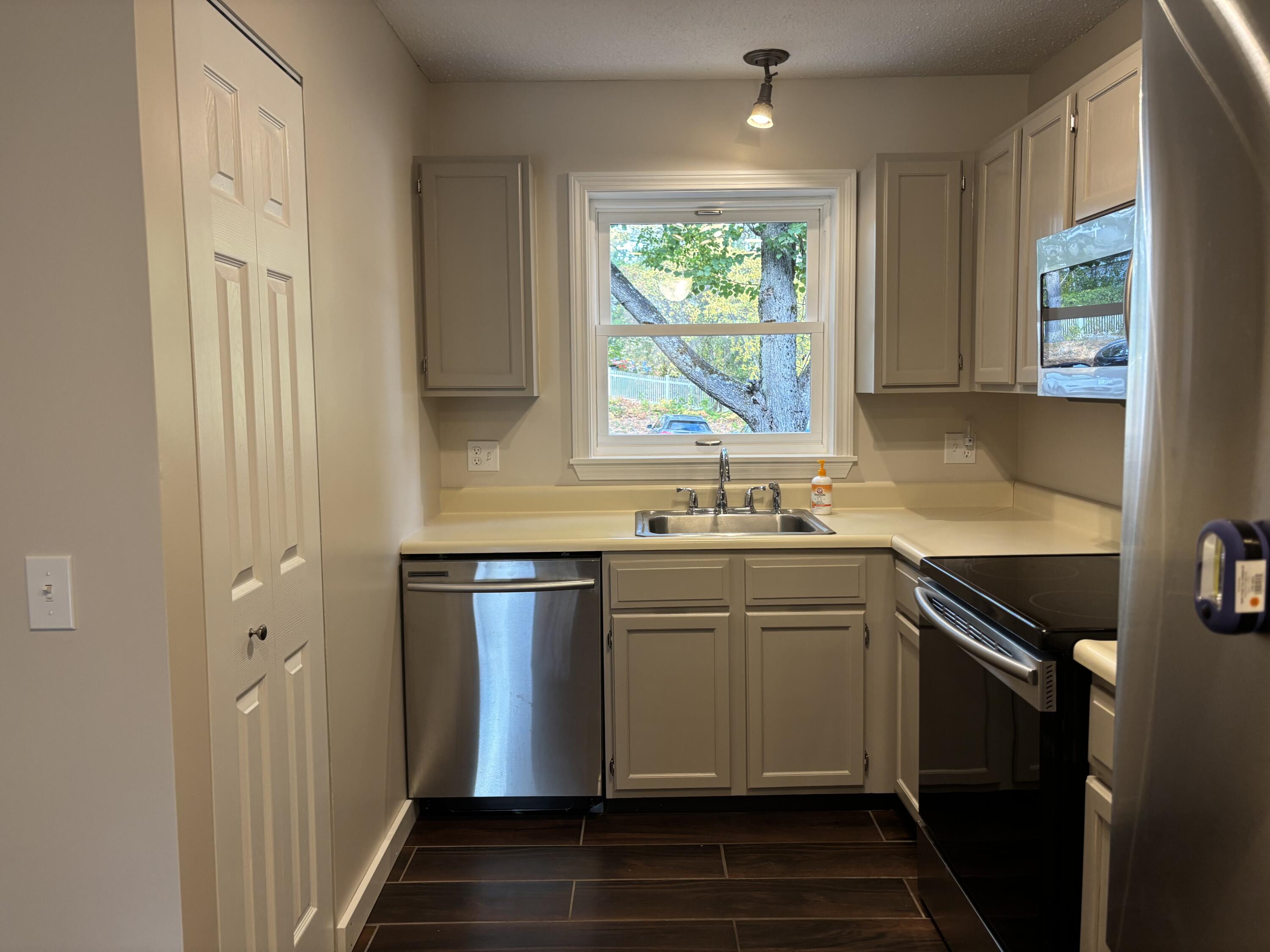 250 Husson Avenue, Unit 1D Bangor, ME 04401 - Photo 4 of 26 IMG_3308