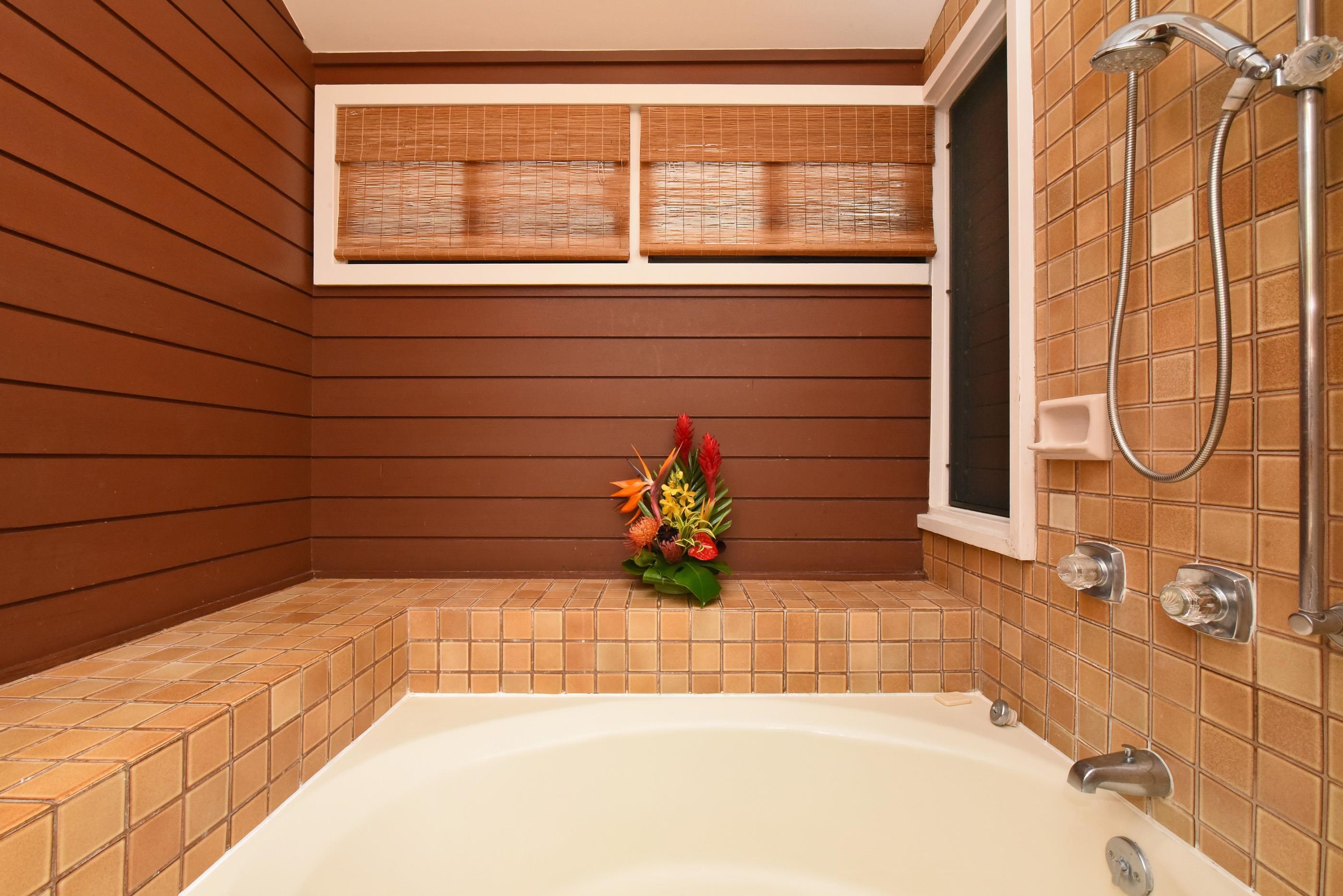 100 Ridge Road, Unit 161113 Lahaina, HI 96761 - Photo 11 of 30 a view of a bathtub in a bathroom