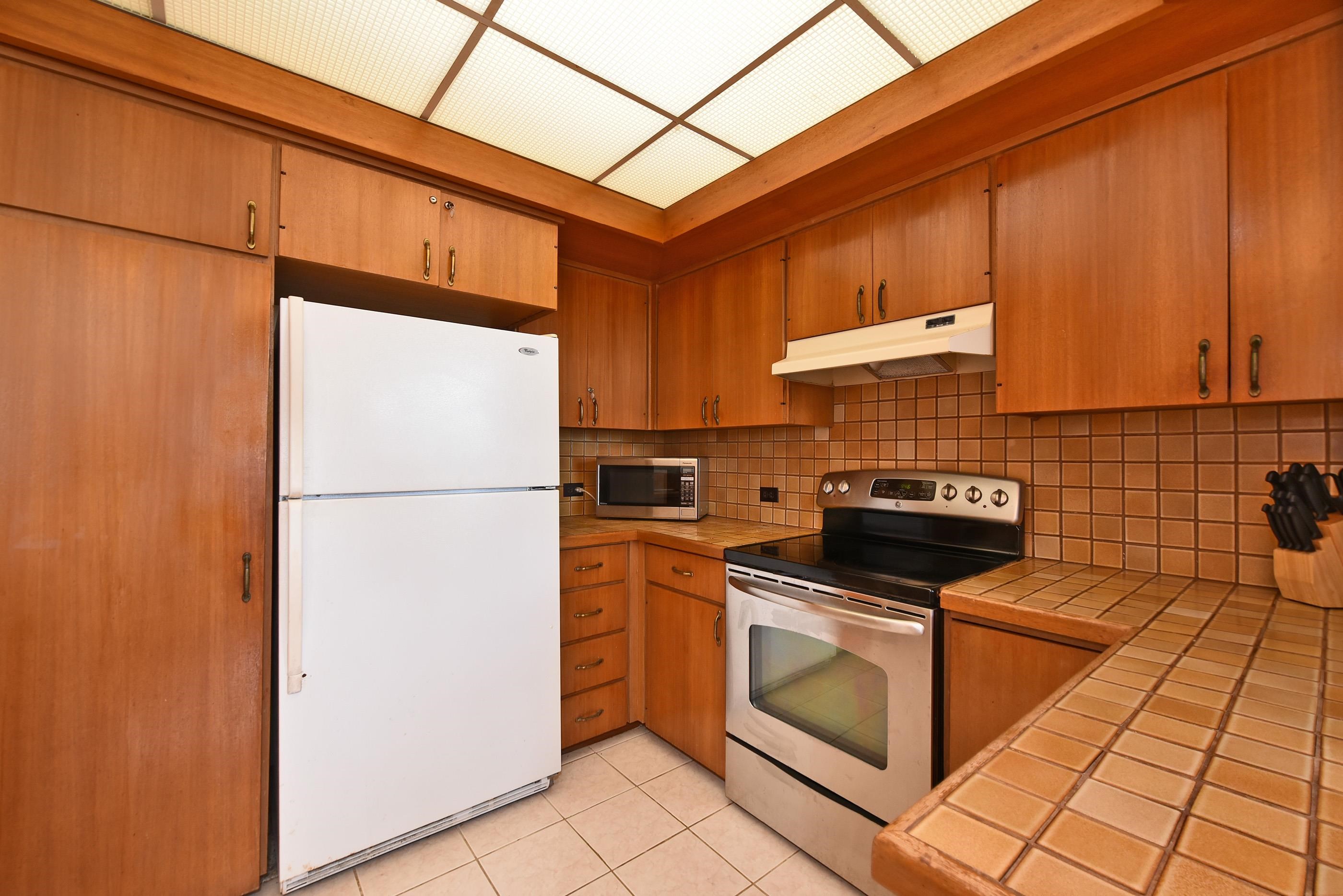 100 Ridge Road, Unit 161113 Lahaina, HI 96761 - Photo 17 of 30 a kitchen with a appliances a sink and a refrigerator