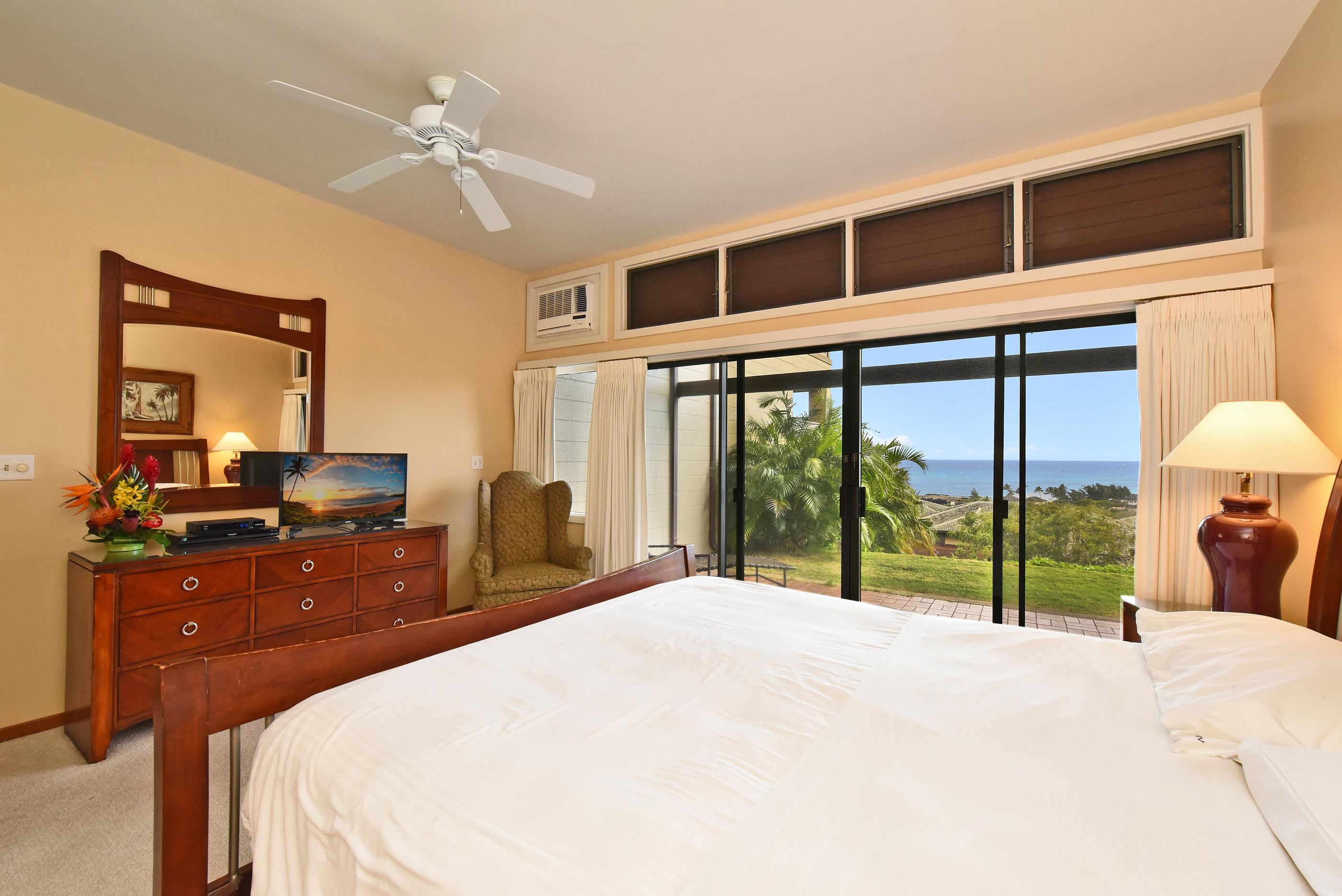 100 Ridge Road, Unit 161113 Lahaina, HI 96761 - Photo 26 of 30 a bedroom with a large bed and a large window