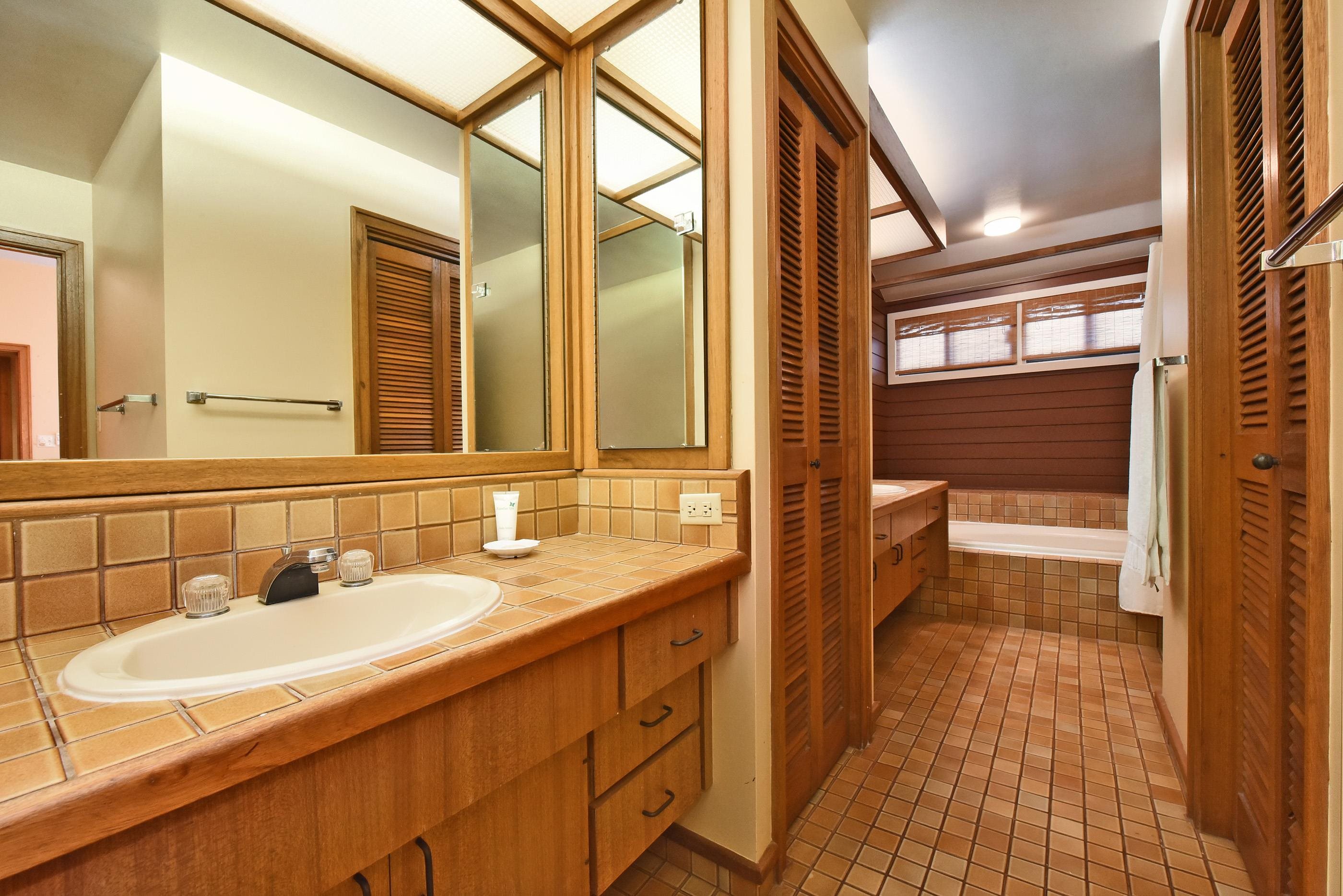 100 Ridge Road, Unit 161113 Lahaina, HI 96761 - Photo 10 of 30 a bathroom with a sink a mirror and a shower