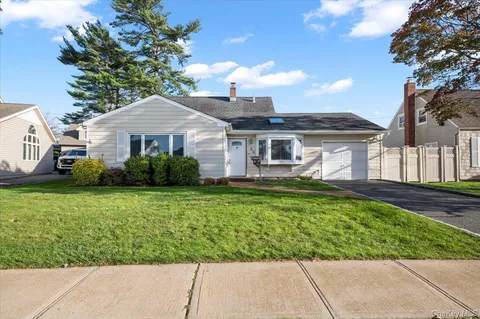 $749,000 | 126 Swan Lane, Levittown, NY 11756
