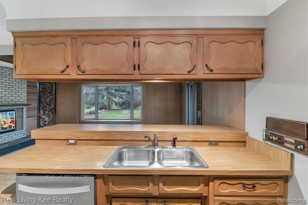 710 Castlebar Drive Rochester Hills, MI 48309 - Photo 12 of 35