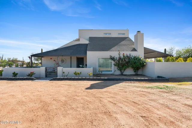 a view of a back yard