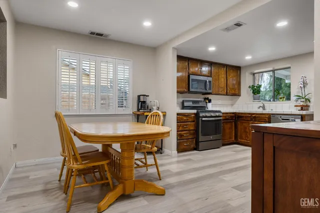 a large kitchen with kitchen island a large island in it