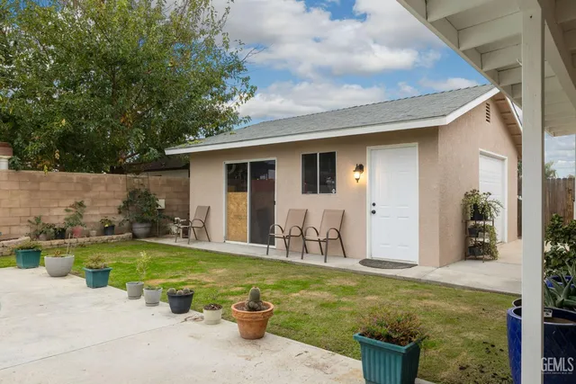 a view of house that has a swimming pool with a dining table and chairs