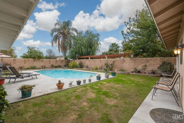 a view of a back yard of the house