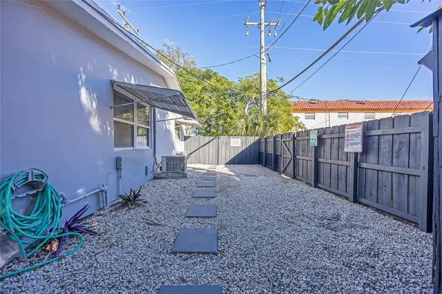 a view of a backyard