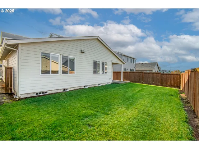 a view of a house with backyard and garden