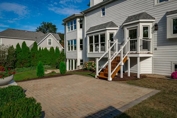 a view of a house with backyard