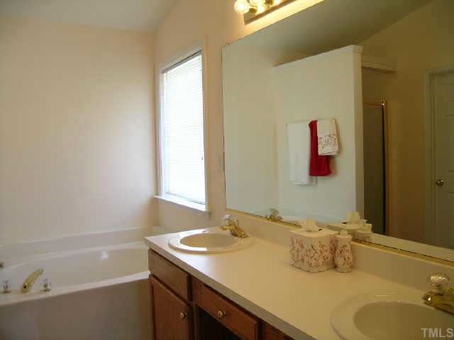 5537 Keowee Way Raleigh, NC 27616 - Photo 8 of 10 Gallery Image 8